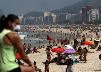 Praias enchem de novo e prefeitura do Rio faz apelo