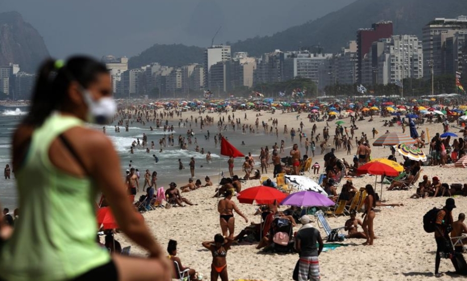 Praias enchem de novo e prefeitura do Rio faz apelo