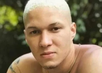 JOVEM  DESAPARECE DEPOIS DE ENTRAR NO MAR NA BARRA DA TIJUCA