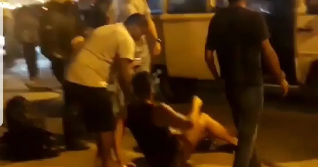 POLICIAL ATIRA EM MOTORISTA DA VAN DURANTE UMA DISCUSSÃO NO RJ( VIDEO)