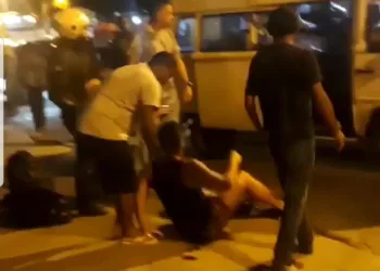 POLICIAL ATIRA EM MOTORISTA DA VAN DURANTE UMA DISCUSSÃO NO RJ( VIDEO)