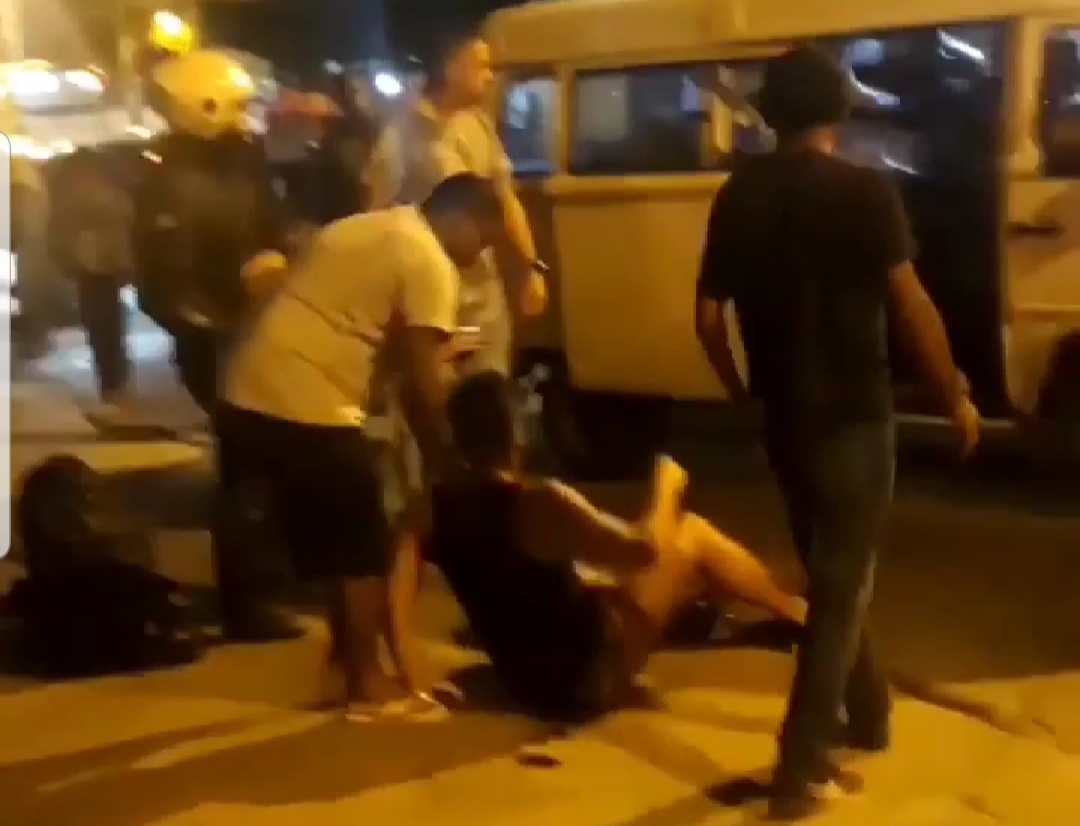 POLICIAL ATIRA EM MOTORISTA DA VAN DURANTE UMA DISCUSSÃO NO RJ( VIDEO)