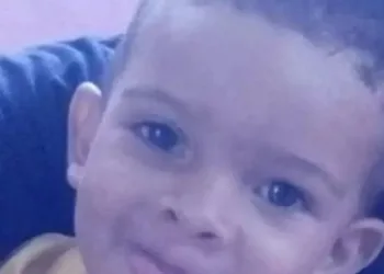 Homem mata filho de 3 anos a facadas e transmite crime para ex em chamada de vídeo