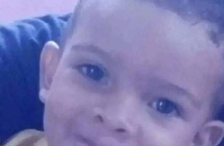 Homem mata filho de 3 anos a facadas e transmite crime para ex em chamada de vídeo