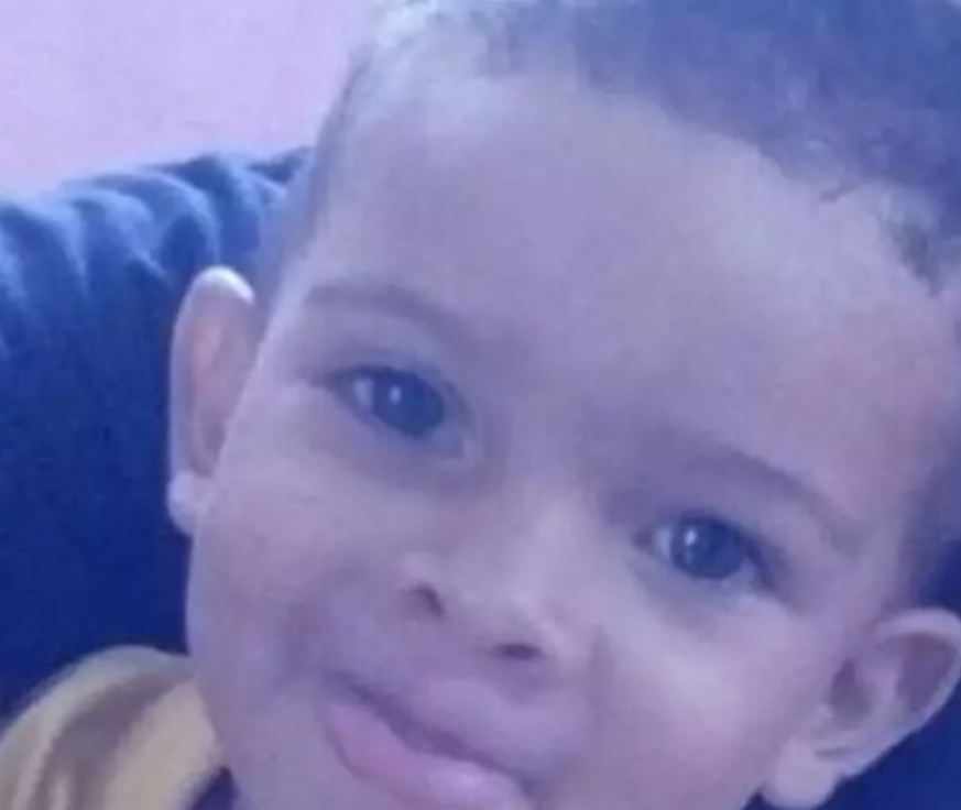 Homem mata filho de 3 anos a facadas e transmite crime para ex em chamada de vídeo
