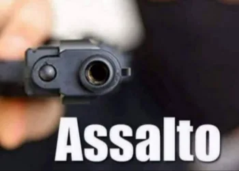 FRESCÃO É ASSALTADO E MANOBRA DO MOTORISTA AJUDA POLÍCIA A PRENDER OS BANDIDOS
