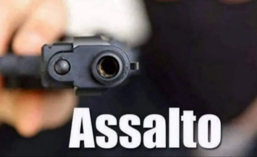 FRESCÃO É ASSALTADO E MANOBRA DO MOTORISTA AJUDA POLÍCIA A PRENDER OS BANDIDOS