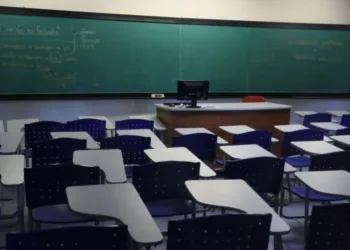 Justiça do Rio determina retorno de escolas e universidades particulares somente com vacina