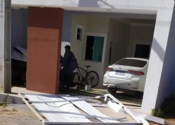 Mulher joga o carro pra cima da amante do marido e acaba presa por tentativa de homicídio  