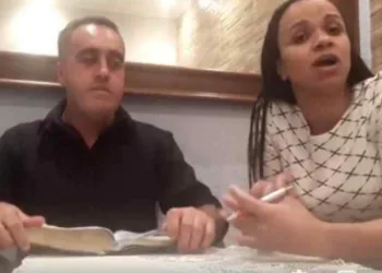 Pastor agride a esposa em live