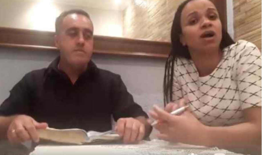Pastor agride a esposa em live