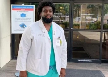Segurança de hospital retorna ao local como médico pediatra