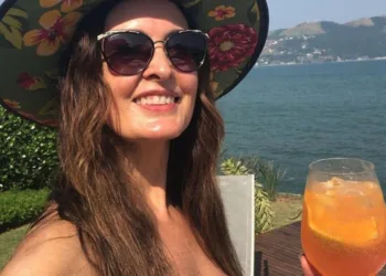 Fátima Bernardes faz 58 anos e posta foto de biquíni: “Um brinde à vida”