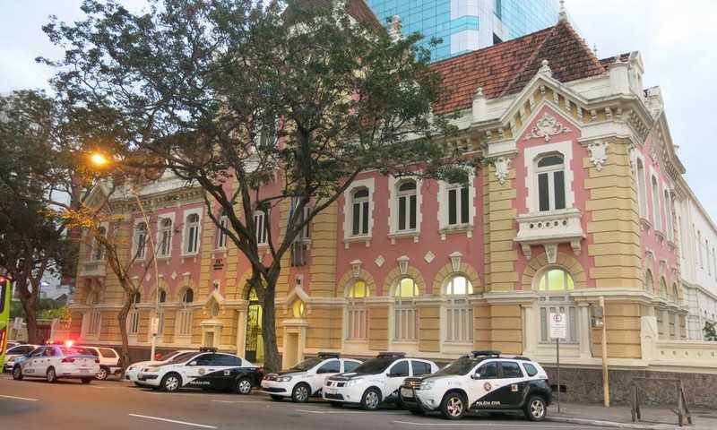 Pedreiro é preso após matar o marido de sua amante com seis tiros no RJ