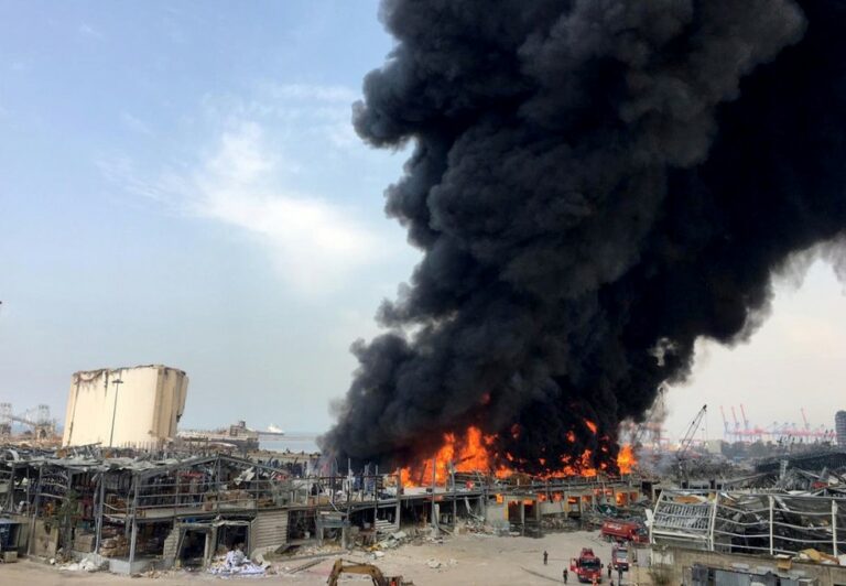 Incêndio atinge porto de Beirute um mês após explosão