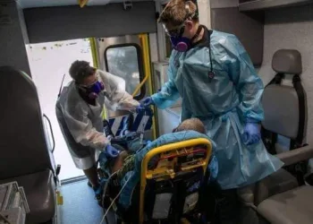 Jovem com covid-19 é estuprada por paramédico a caminho do hospital