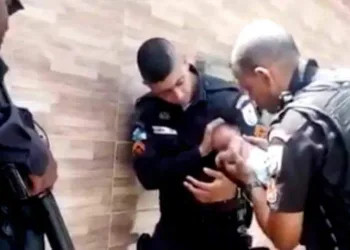 BEBÊ SE ENGASGA E É SALVA POR POLICIAIS MILITARES NO RIO