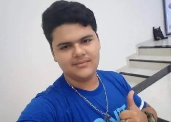 ADOLESCENTE DE 15 ANOS MORRE APÓS SOFRER CHOQUE ELÉTRICO JOGANDO COM CELULAR CARREGANDO