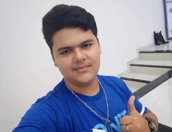 ADOLESCENTE DE 15 ANOS MORRE APÓS SOFRER CHOQUE ELÉTRICO JOGANDO COM CELULAR CARREGANDO