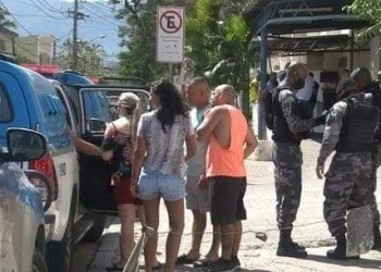 DOIS POLICIAS DE FOLGA SÃO BALEADOS NA ZONA OESTE