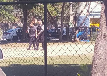 CORPO É ENCONTRADO NUM CARRO EM BAIRRO DA ZONA OESTE