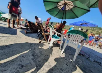 TIROS , PÂNICO E CORRERIA EM PRAIA DO RJ