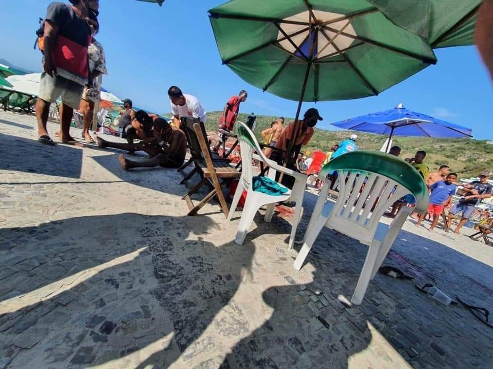 TIROS , PÂNICO E CORRERIA EM PRAIA DO RJ