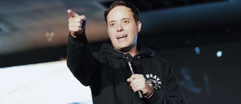 Cantor gospel famoso afirma que ‘igreja não é para gays’ e gera enorme revolta nas redes sociais