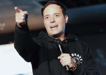 Cantor gospel famoso afirma que ‘igreja não é para gays’ e gera enorme revolta nas redes sociais