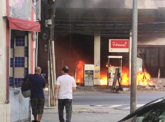Vídeo: Carro pega fogo e incendeia posto de combustível no Rio