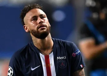 Neymar testa positivo para Covid-19 e ficará em isolamento