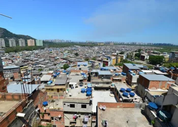 Policia realiza operação para prender integrantes da milícia em comunidade na Zona Oeste