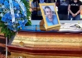 Viúva de pastor morto por Covid mostra enterro em live
