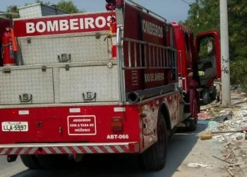 Incêndio em terreno baldio atinge vegetação na Barra da Tijuca, na Zona Oeste do Rio