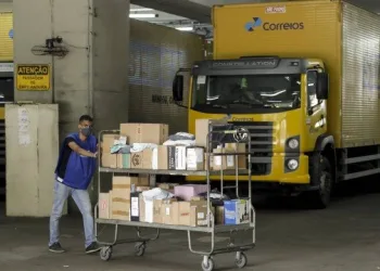 Trabalhadores dos Correios aprovam fim da paralisação e retorno imediato ao trabalho