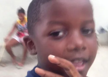 Menino de 8 anos, baleado na cabeça no RJ enquanto brincava  na porta de casa, recebe grande milagre