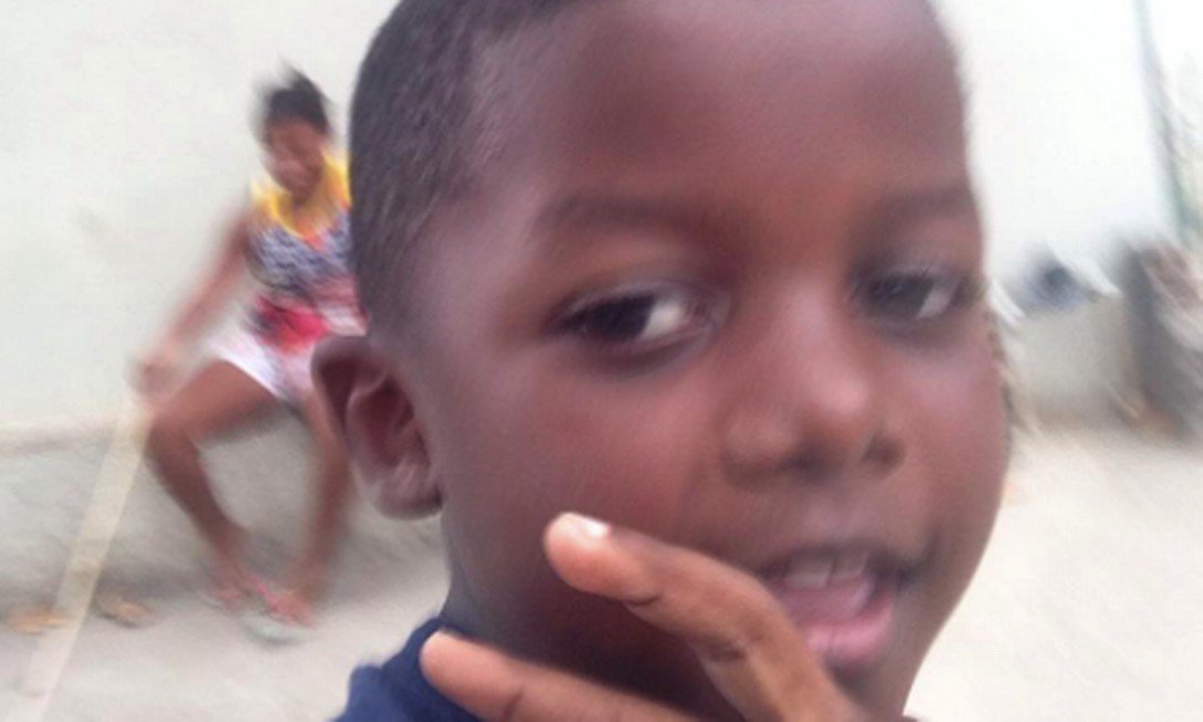 Menino de 8 anos, baleado na cabeça no RJ enquanto brincava  na porta de casa, recebe grande milagre