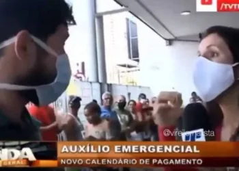 Após levar empurrão, repórter briga com funcionário da Caixa