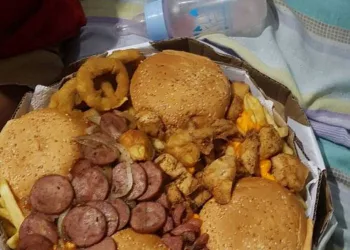 Mulher dá calote em lanchonete porque dono não paga pensão ao filho