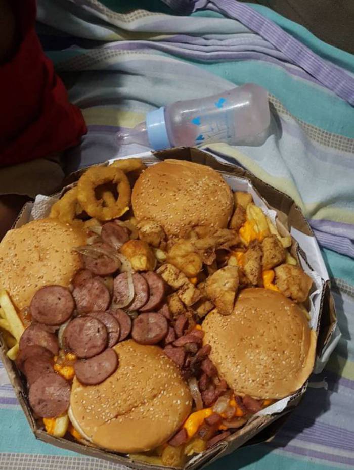 Mulher dá calote em lanchonete porque dono não paga pensão ao filho