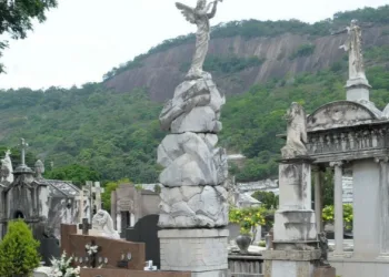 Cemitério carioca faz homenagem aos cientistas que combatem a covid-19