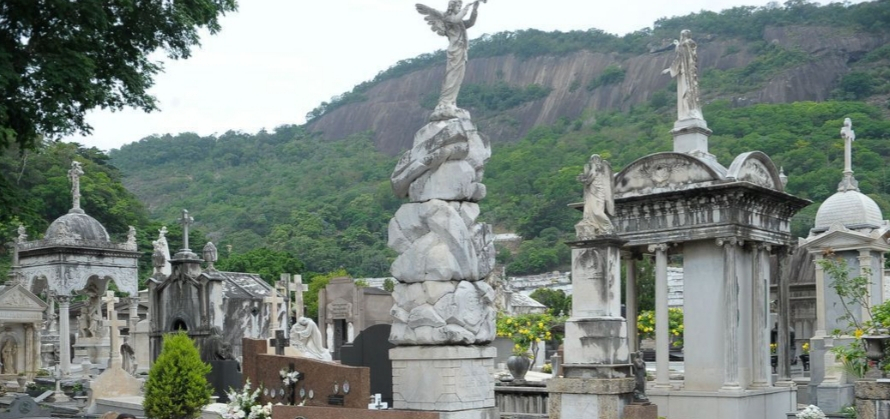 Cemitério carioca faz homenagem aos cientistas que combatem a covid-19