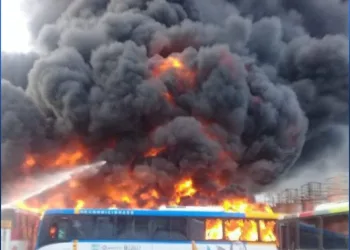 Incêndio destroe cinco ônibus na Zona Oeste do Rio de Janeiro