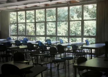 Cientistas da UFRJ dizem que reabertura de escolas é imprescindível