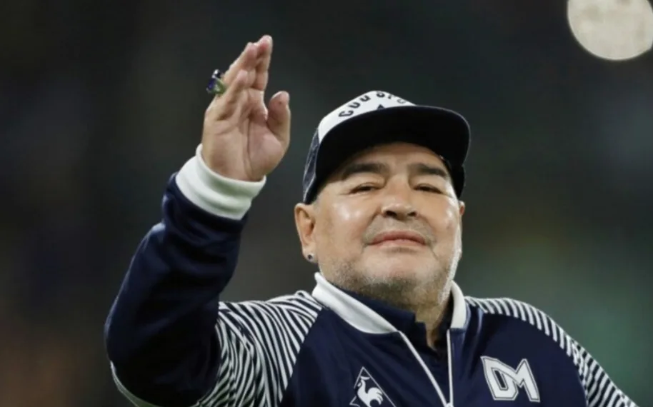 Diego Maradona é internado em clínica na Argentina