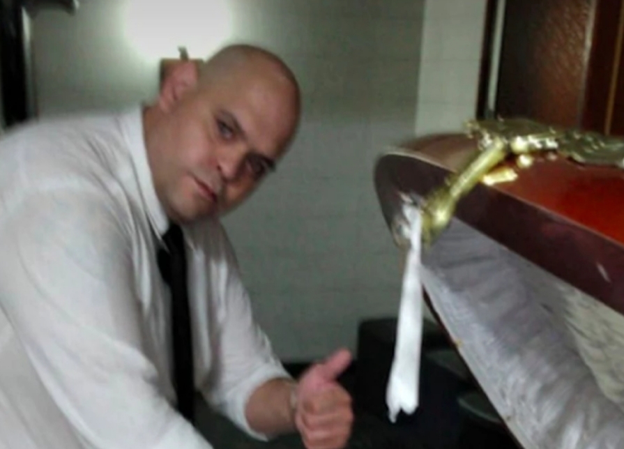 Funerária demite funcionário por foto com corpo de Maradona