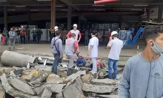 VIGA DE SUSTENTAÇÃO DO MERCADO ASSAÍ NO CENTRO DE CAMPO GRANDE CAI E FERE FUNCIONÁRIOS DA OBRA.