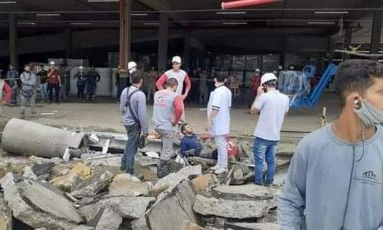 VIGA DE SUSTENTAÇÃO DO MERCADO ASSAÍ NO CENTRO DE CAMPO GRANDE CAI E FERE FUNCIONÁRIOS DA OBRA.