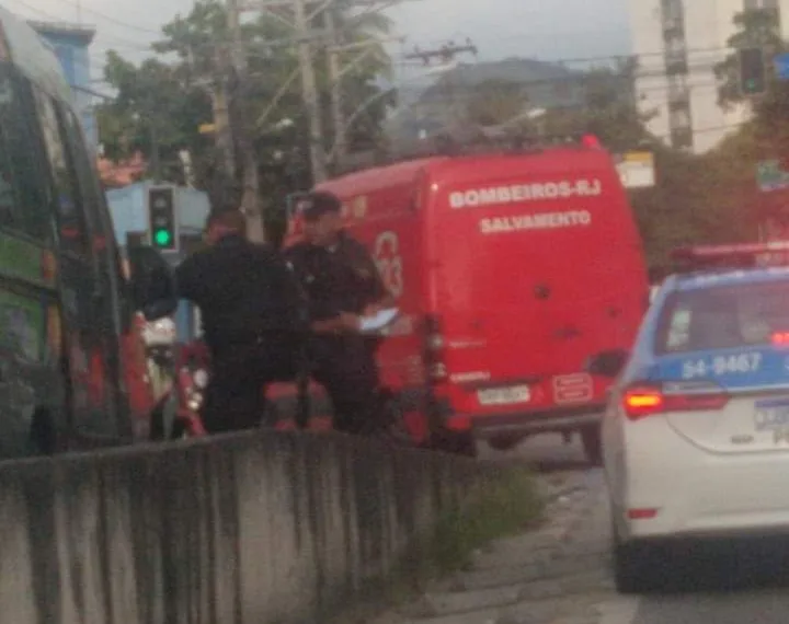 Van Atropela Bombeiro Em Moto Do Quartel Em Campo Grande.