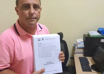Deputado Waldeck entrega ao tribunal misto relatório do processo de impeachment de Witzel